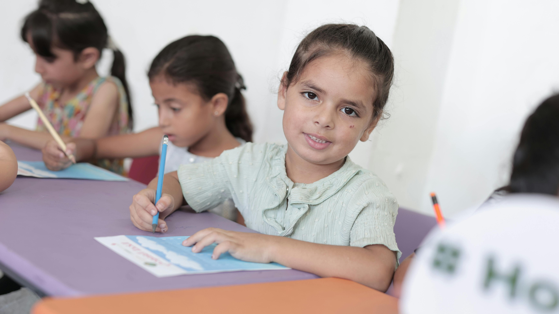 Niños realizando actividades educativas y creativas