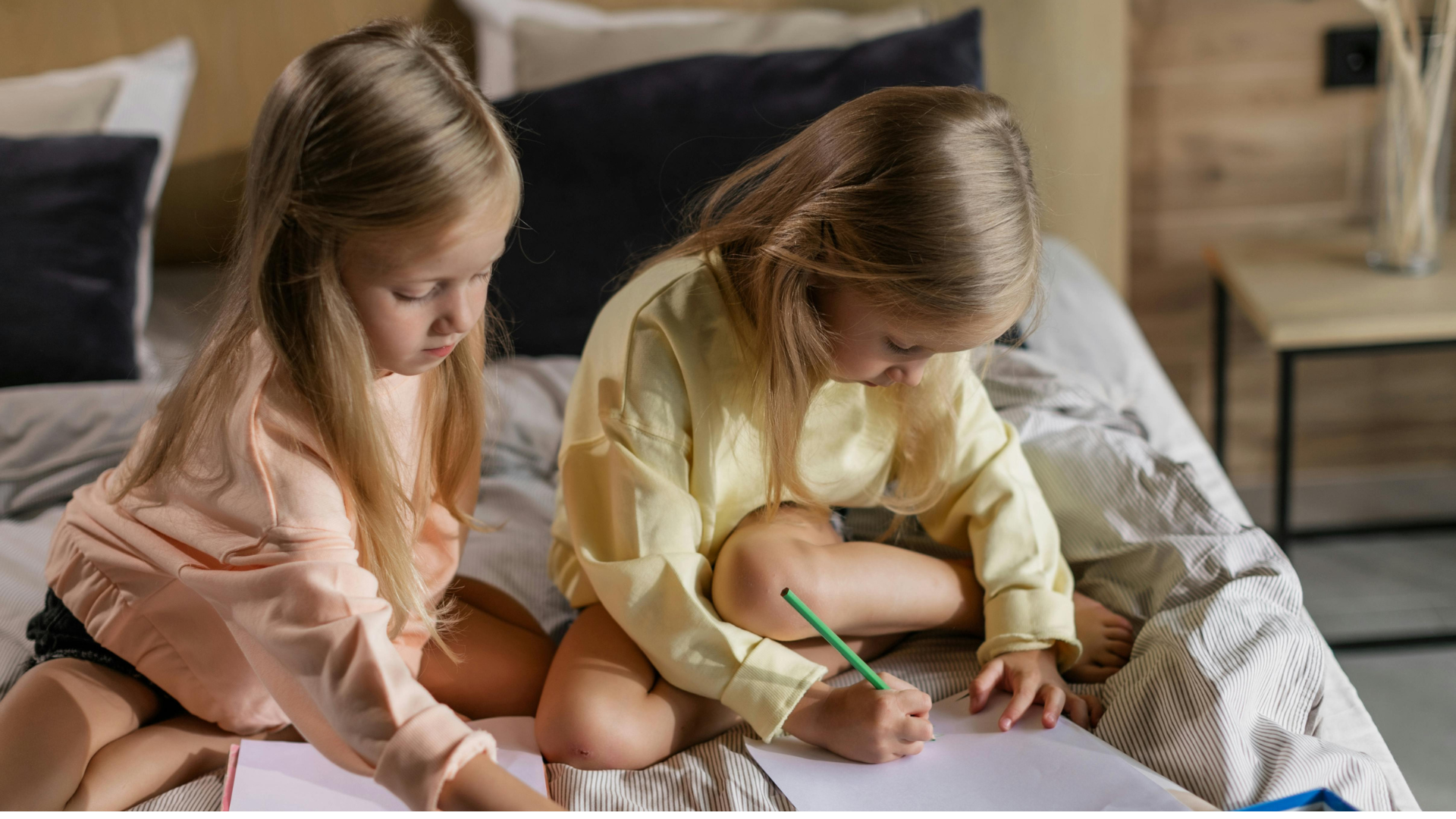 Niños leyendo libros de cuentos juntos